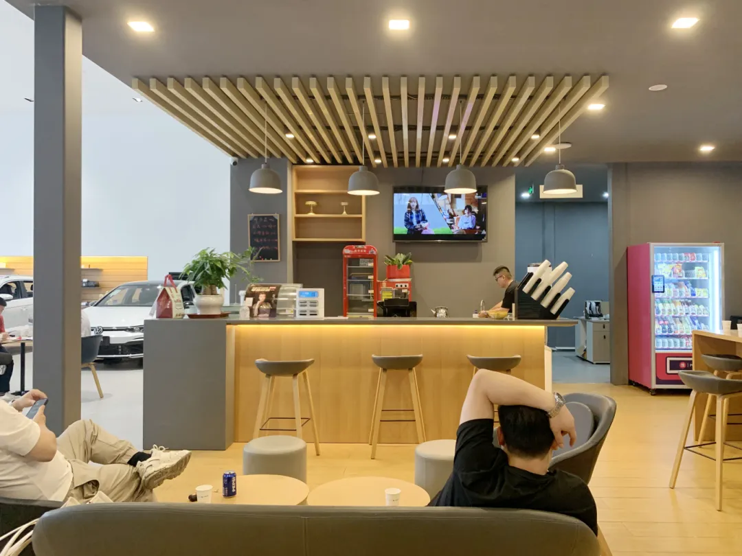 商業(yè)空間裝修|一汽大眾4S店裝修，不同色彩與材質(zhì)，賦予空間別樣質(zhì)感！